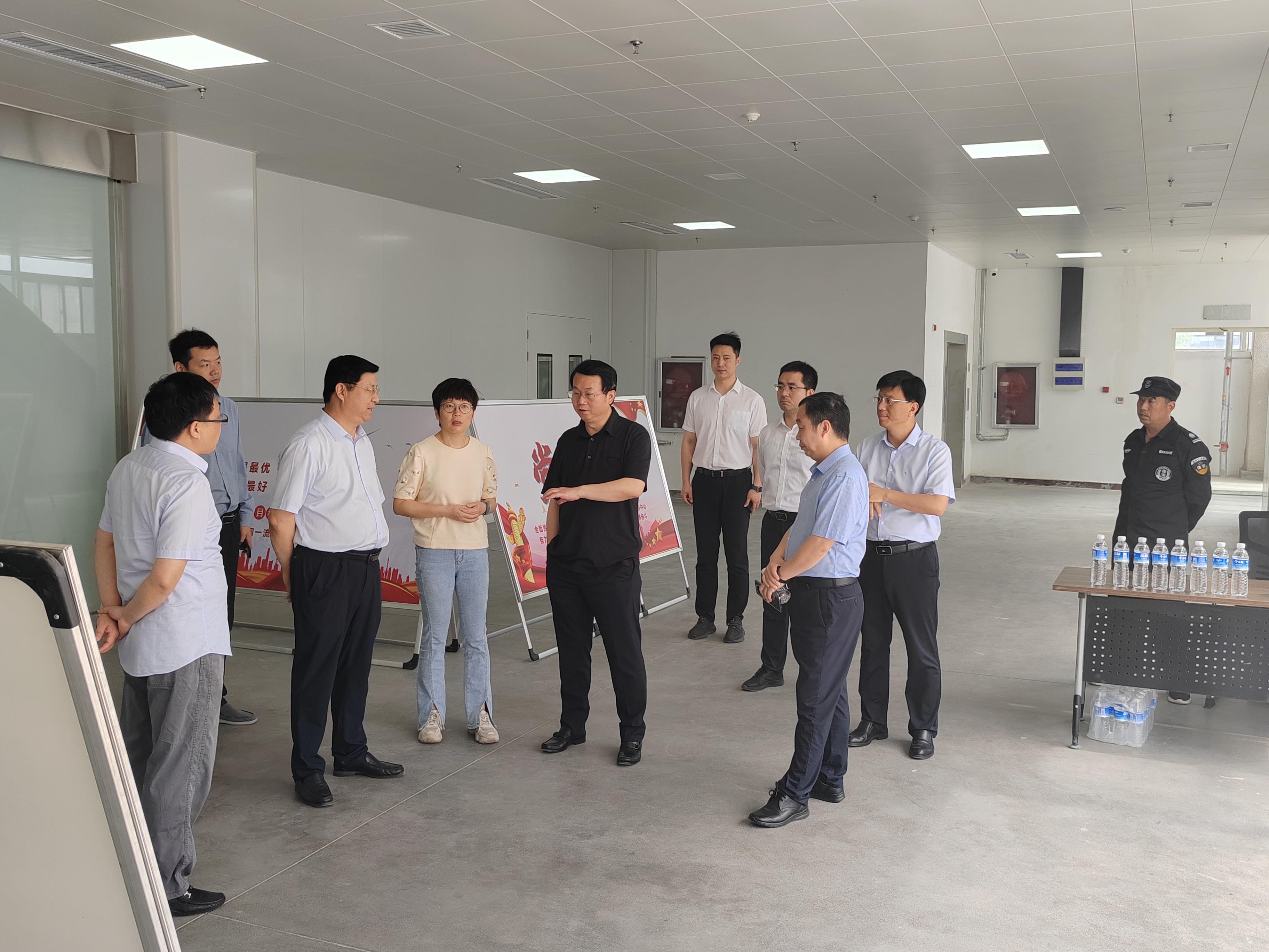 杨市长调研10亿件镜片项目.2docx.jpg